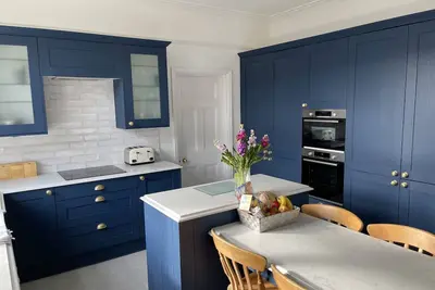 Stourcliffe Retreat: Short walk to both beach and high street