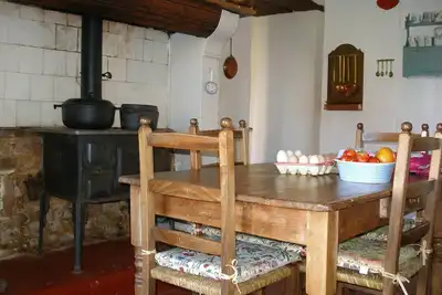 Image de Charmante grande maison dans un village rural avec jardins clos et mature
