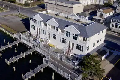 Image de Welcome to The Bermuda Clubs Condominiums. This facility offers peace, tranquility, and the best of the shore with bay front living and very close beaches.