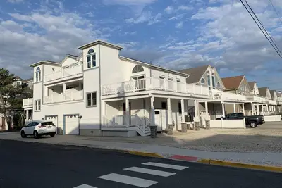 Image de Great unit is right across the street from the beach.