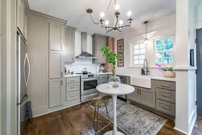 Image de Hip and Historic Home Awaits You! Stroll downtown\/Steps away from Uca and Cbc
