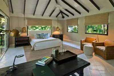 Breezy Jungle Suite w/ Balcony & Amazing Views - Complimentary WiFi Included