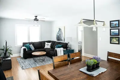 Image de New Reno. Entire Home. Blue Bungalow in downtown Lake Geneva. Walk to Lake