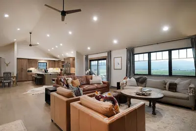 Image de Luxury Residential Home on 2. 5 Acres with Views in Victor, Id. A\/C, Garage.