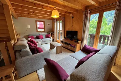Image de Chalet spacieux rénové - 8 pers, 3 étages, garage, WiFi, proche navettes et centre