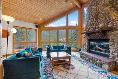 Image de 3 Bdr Secluded Retreat; Stunning Mountain Views!