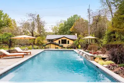 Image de Gorgeous Tuscan inspired private oasis, Heated pool, 5 min to Woodstock
