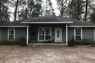 Image de Newer built Three/two home - Open floor plane Outside gas barbecue and fire pit