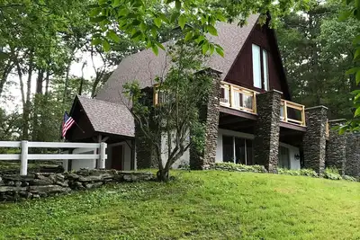 Views! -Spacious 3-floor Custom Chalet. 18 acres. Ski most resorts within an hour