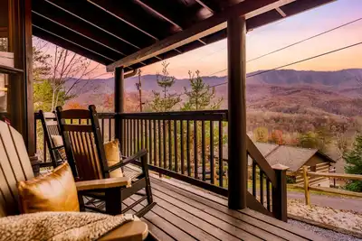 Image de Family Cabin! Gorgeous Views! Private! Hot Tub Arcade, Shuffleboard, Air Hockey,