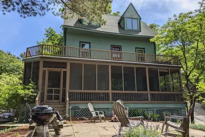 Cozy Cottage with Lake view! - Fall Listing