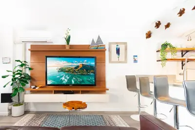 Image de City-View Waikiki Beach Condo - Free Parking!