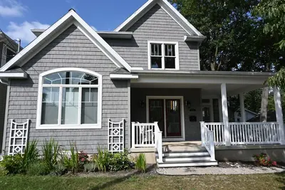 Image de Beautiful 2019 Lakeside Classic Home! Golf Cart Included April-November!