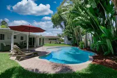 Image de Beautiful tropical villa with heated pool, modern furniture - close to the beach
