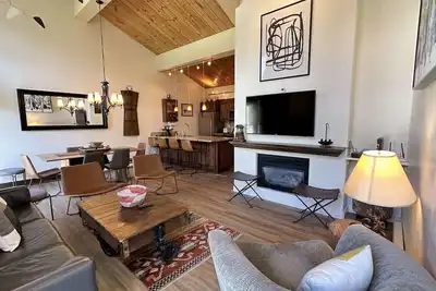 Image de Awesome Views to Vail Mountain from Upper Level Modern Condo - Outdoor Hot Tub.