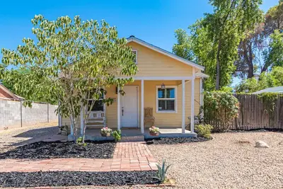 Image de Cozy 1930's Bungalow Beautifully Redone in Quiet Phx Neighborhood with Huge Yard