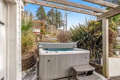 Image de Beach View Dog-Friendly Home w/Gas Fireplace, Deck, Beach Access, & Free WiFi