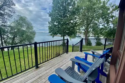 Image de Gorgeous Waterfront home with sweeping views of a beautiful bay.