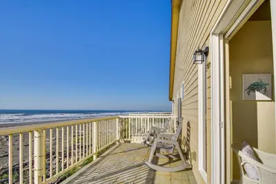 Image de Quiet Waterfront Escape w/ Hot Tub & Beach Access!