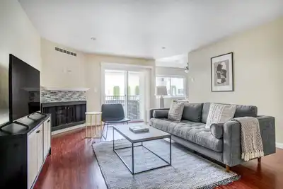 Image de Sunny Redwood City 2br w\/ Pool, W\/D, Parking, near Wf + Tj, by Blueground