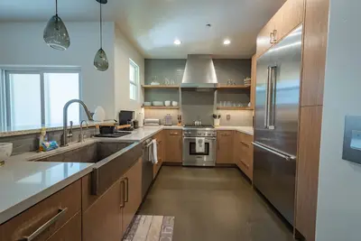 Image de Luxe Designer Condo w/Bbq, Gourmet Kitchen & ½ Block to the Beach in Avila!