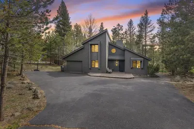 Image de Private Hot Tub ~ In the heart of Sunriver ~ Sharc Passes~Fireplace~Sleeps 10