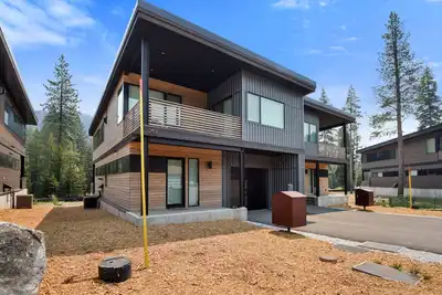 Image de Paradise in the Palisades | Private Hot Tub, Raft & Beach Equipment Included!