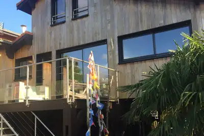 Image de Adorable maison en bois avec piscine au bord du sentier littoral