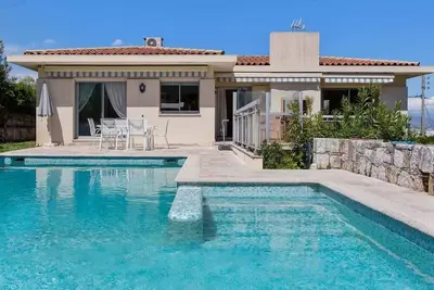 Image de Magnifique villa antiboise avec piscine privative