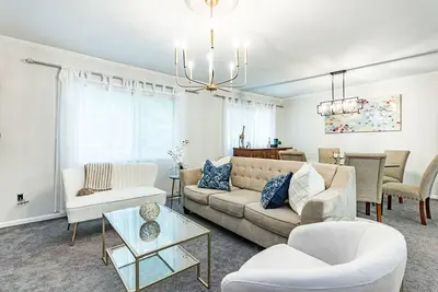 Image de 5br golden beauty close to North Hills! !