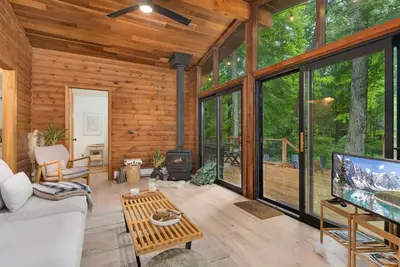 Image de Scandinavian Riverfront Cabin Muskoka