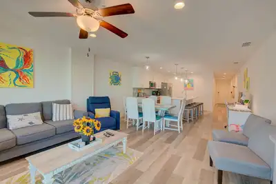 Image de 5⭐️  Coastal Luxury: 3br, 3ba Condo with Heated Pool – Steps from the Beach