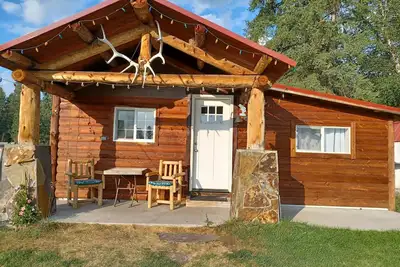 Image de Cozy Cabin. Private and unique! Close to Gnp and airport.