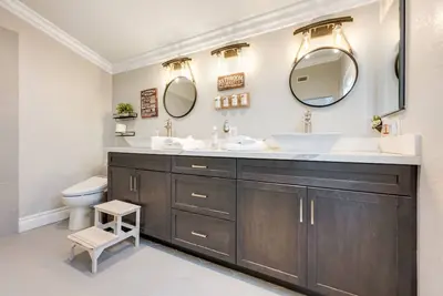 Image de Beautiful, renovated, cozy home, 5 queen beds
