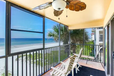Image de Luxury Beachfront Corner Condo 3 Br 2 Ba with a Pool - It’s 5 o’clock somewhere!