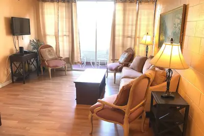 Image de ~Waikiki~ Lowest Rates In Area ~ 1 Bedroom ~ Fully Furn ~ Blocks to Beach ~