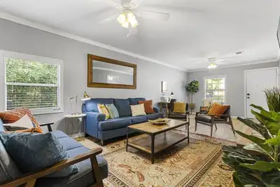 Image de Cozy two bedroom duplex, free parking onsite, close to shopping