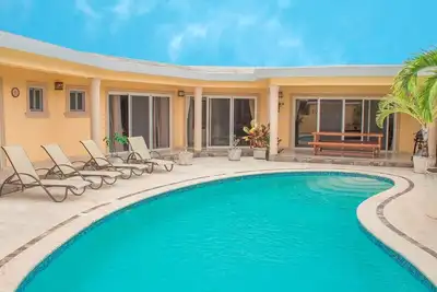 3bd 3bth guest-friendly villa with pool in gated residence. Free shuttle bus!
