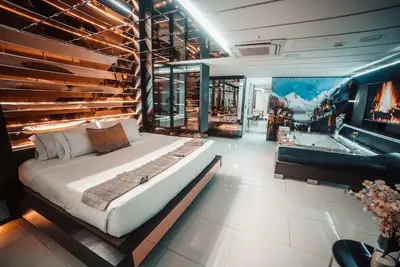 Image de 10 bedroom Luxurious Sultan's Apartment, lleras park. Bachelor Party friendly