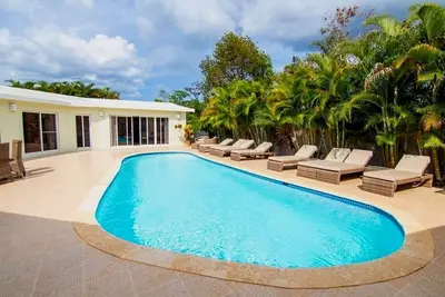 9bd guest-friendly complex with private pools, free bus to town, tennis court