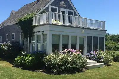 Image de Crescent Beach Cottage - Steps to the Beach!