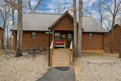 Image de Great Escape Log Cabin Close to Sdc, Discount first 10 Guests of the Season.