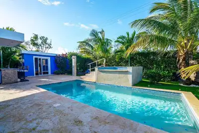 Caribbean complex with 6 bedrooms, 2 pools, free shuttle van, Ac/WiFi/Cable Tv