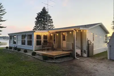 Image de Cozy Cottage on a Large Lakefront Lot