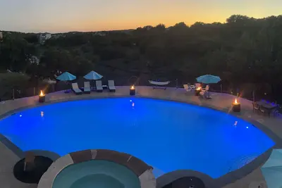 Image de Lake House with pool and hot tub movie theater and so much more!