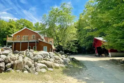 Image de Close to Torch Lake. Event and Sports Barn. Great golf nearby. Sleeps 13+. Bunks