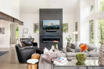 Image de Stunning Retreat w/ Views, Privacy+Amenities Galore-Rent for Entire Ski Season!