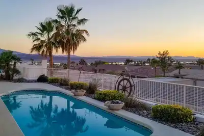 Image de Retraite ensoleillée pour hivernants avec vue sur le lac Havasu!