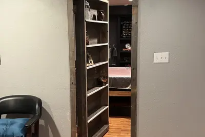 Image de Bungalow with hidden room behind bookcase door and no cleaning fees