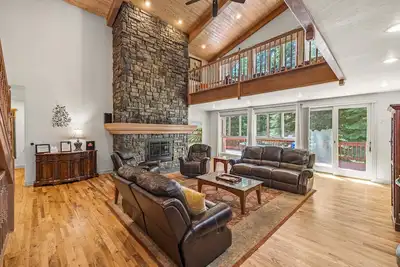 Image de Spring Mountain Manor - Amazing 7bd family gathering place in quiet wooded neighborhood